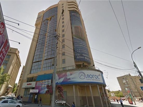 Мужчина и женщина погибли при падении из окна элитной многоэтажки напротив цирка в Новосибирске