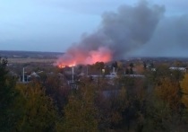 Вечером 21 октября случайный прохожий позвонил в МЧС и сообщил о возгорании в районе бывшего трамвайного депо по улице Фрунзе в городе Луганске