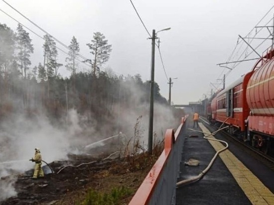 Пожарный поезд доставил воду для тушения торфяника в Екатеринбурге