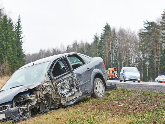 Renault Logan наехал на ограждение и вылетел в кювет в Тосненском районе, водитель погиб