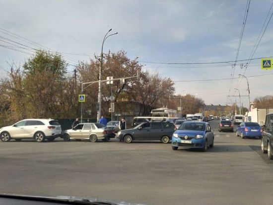 В Пензе на улице Чаадаева из-за массового ДТП на дороге собирается пробка