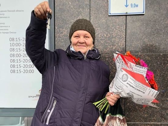 Блогеры собрали деньги и помогли жительнице Омска переехать из бочки в квартиру