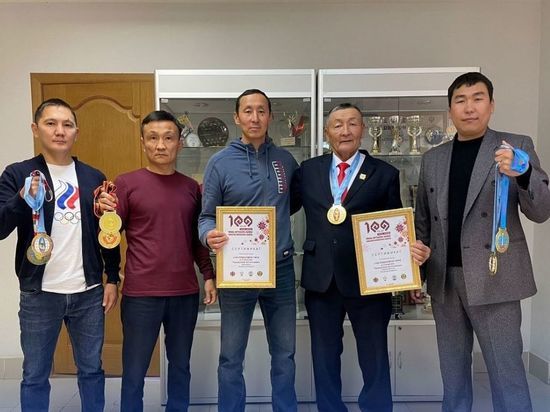  В Калмыкии поздравили чемпиона по гиревому триатлону
