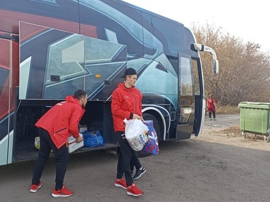 Юные хоккеисты «Авангарда» выгуляли собак и привезли корм в приют для животных в Омске