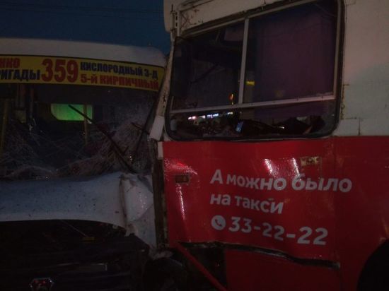 Шесть человек пострадали в «Газели» при ДТП с троллейбусом в Омске на Ленинградской площади