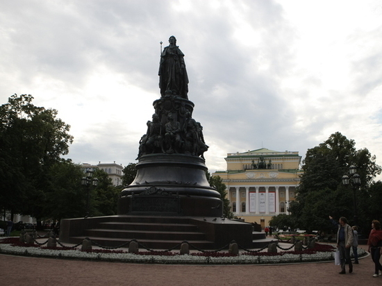 В Петербурге после шторма открыли сады и парки