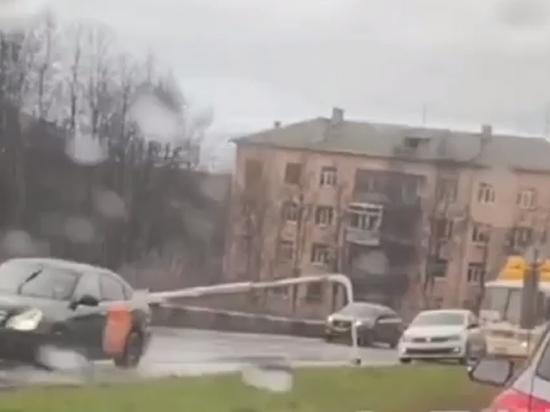 Костромским столбам вчера не везло — против них была погода и водители иномарок
