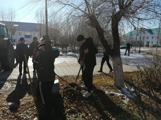 Подростков привлекли для уборки улиц и парков Приаргунска