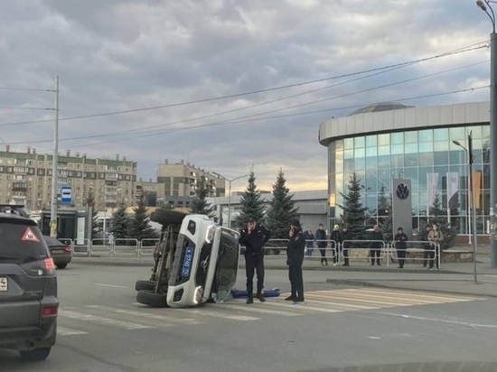 В Челябинске автомобиль полиции столкнулся с иномаркой и опрокинулся