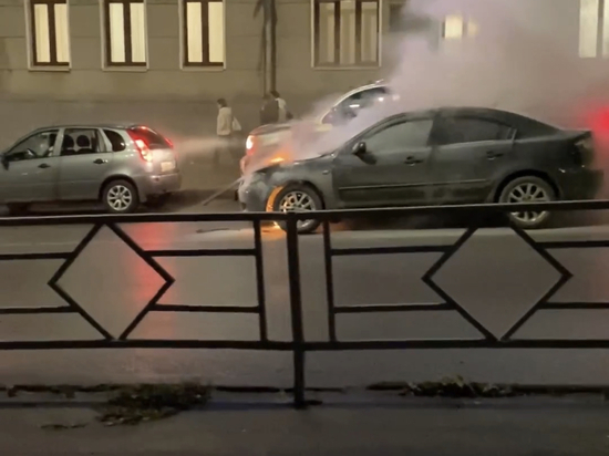 В центре Кирова во время движения загорелась «Мазда»