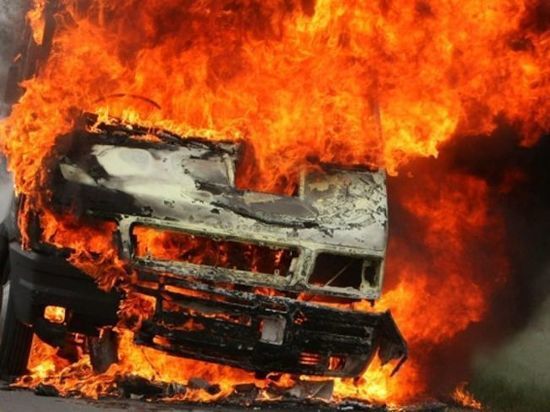 Ночь в Новодвинске озарилась пламенем горящих машин