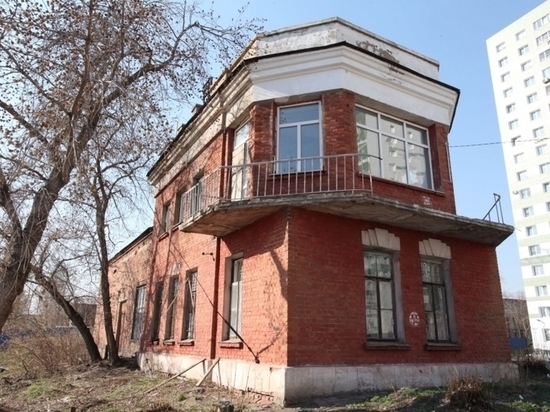 Неизвестные в центре Омска снесли не успевшее стать объектом культурного наследия здание