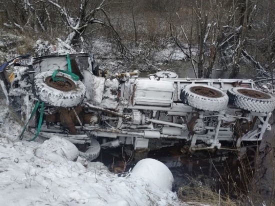 Метель в Холмогорском районе погубила грузовик с двумя людьми на борту