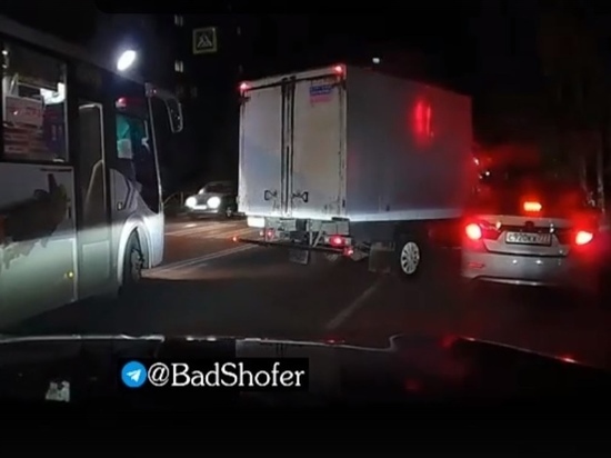 Видео: в Рязани водитель Toyota умышленно въехал в «Газель»