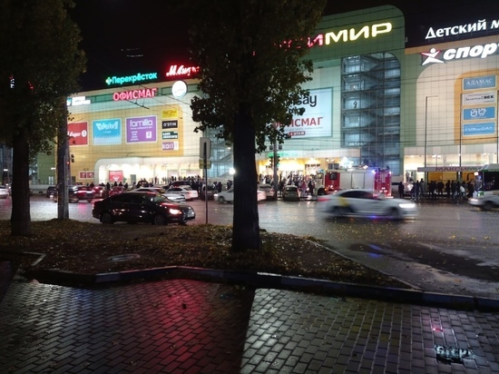 Вечером в воскресенье эвакуировали посетителей сразу из нескольких торговых центров Воронежа