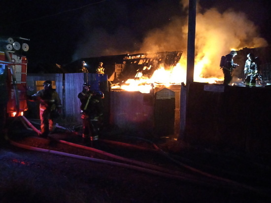 Жилой дом горел в Магадане ночью: спасли двух человек