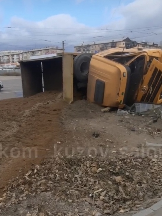 В Улан-Удэ перевернулся грузовик с песком (ВИДЕО)