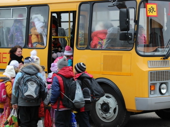 Новый автобус отвозит в школу ребят из Росляково