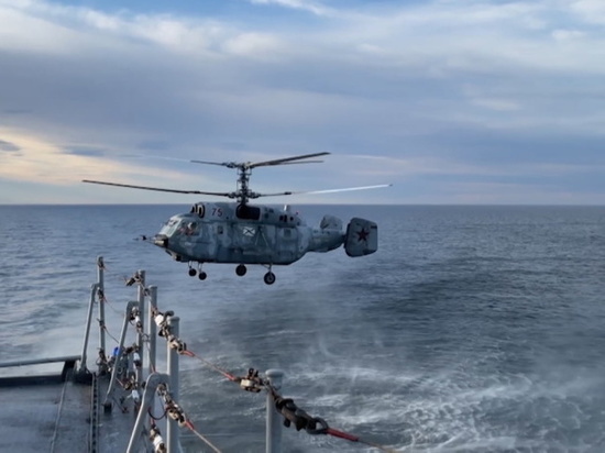 Отработка посадки вертолета на палубу военного корабля прошла в Баренцево море