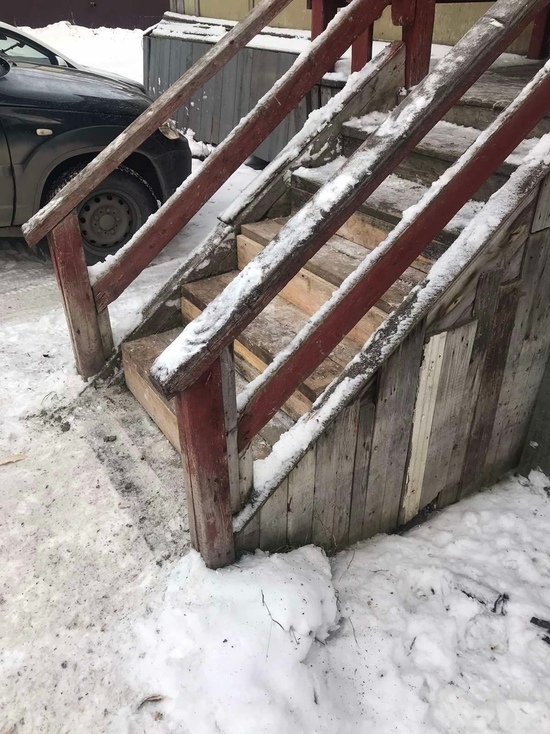 После жалобы в соцсети УК отремонтировала крыльцо аварийки в Салехарде