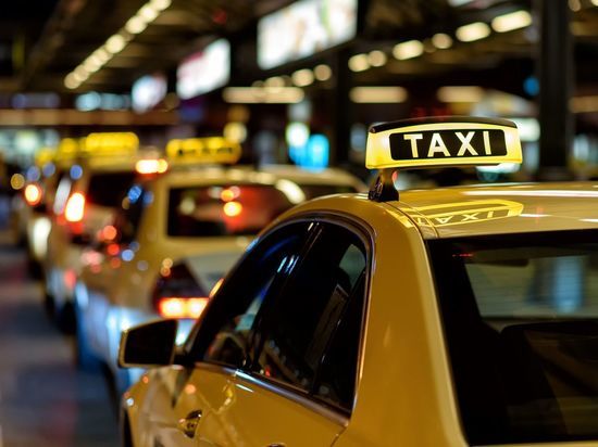 Водитель такси обманул и ограбил пассажирку во Всеволожском районе