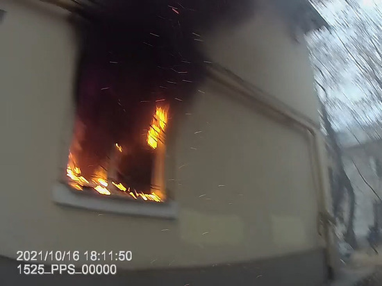 Полицейские спасли из горящего дома пенсионерку и детей в Екатеринбурге