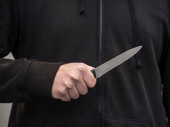 В Киришах пьяного мужчину ударили ножом прямо у магазина сети «РосАл»