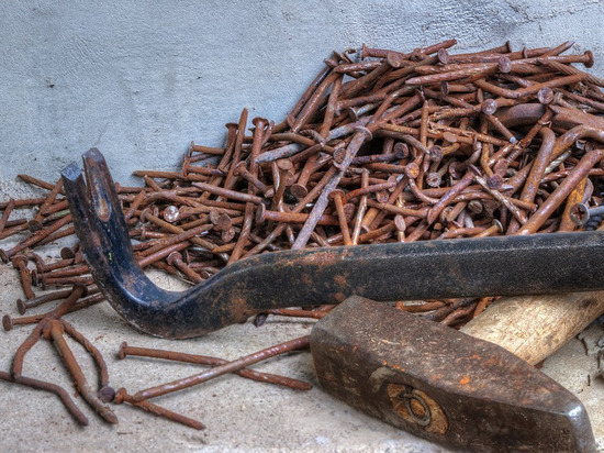 В Смоленске нашли незаконный забор, навес и объект по продаже воды