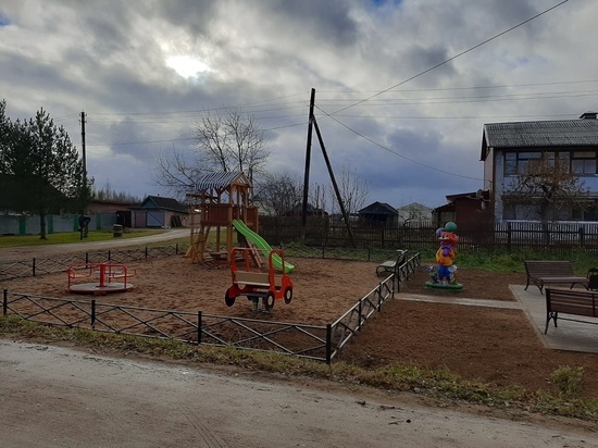 В селе в Тверской области установили детскую спортплощадку
