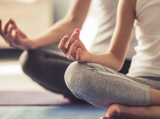 Сон, светотерапия и йога: врач объяснила, как бороться с осенней хандрой