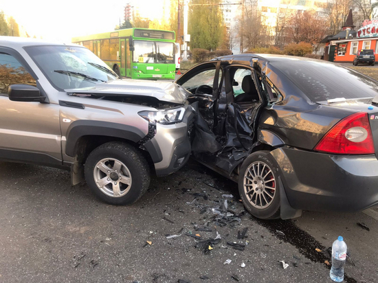 В Воронеже в ДТП с двумя легковушками и маршруткой №88а пострадало три человека