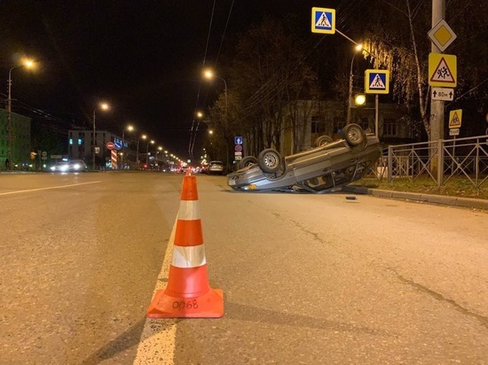 Вечером 25 октября в Йошкар-Оле перевернулся автомобиль