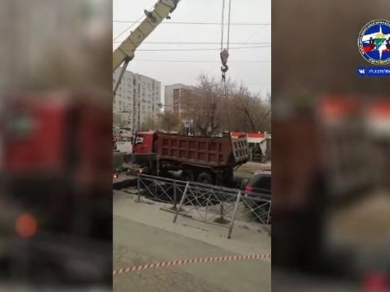 Провалившийся грузовик с асфальтом достали из ямы в Новосибирске - видео