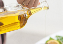 Это масло, которое используется для различных кулинарных и медицинских целей, получают из неочищенных семян тыквы