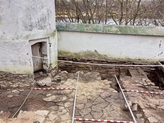 Старинную хозяйственную постройку обнаружили псковские археологи