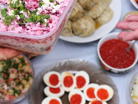 Голодный Новый год: придется ли петербуржцам скрести по сусекам для заполнения праздничного стола