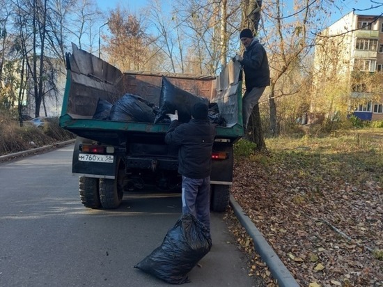 В Ленинском районе направили силы на уборку мусора