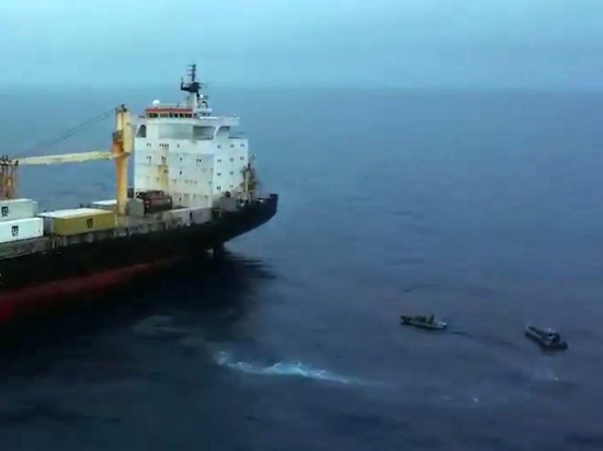 Моряки Северного флота спасли панамский контейнеровоз «Люция»