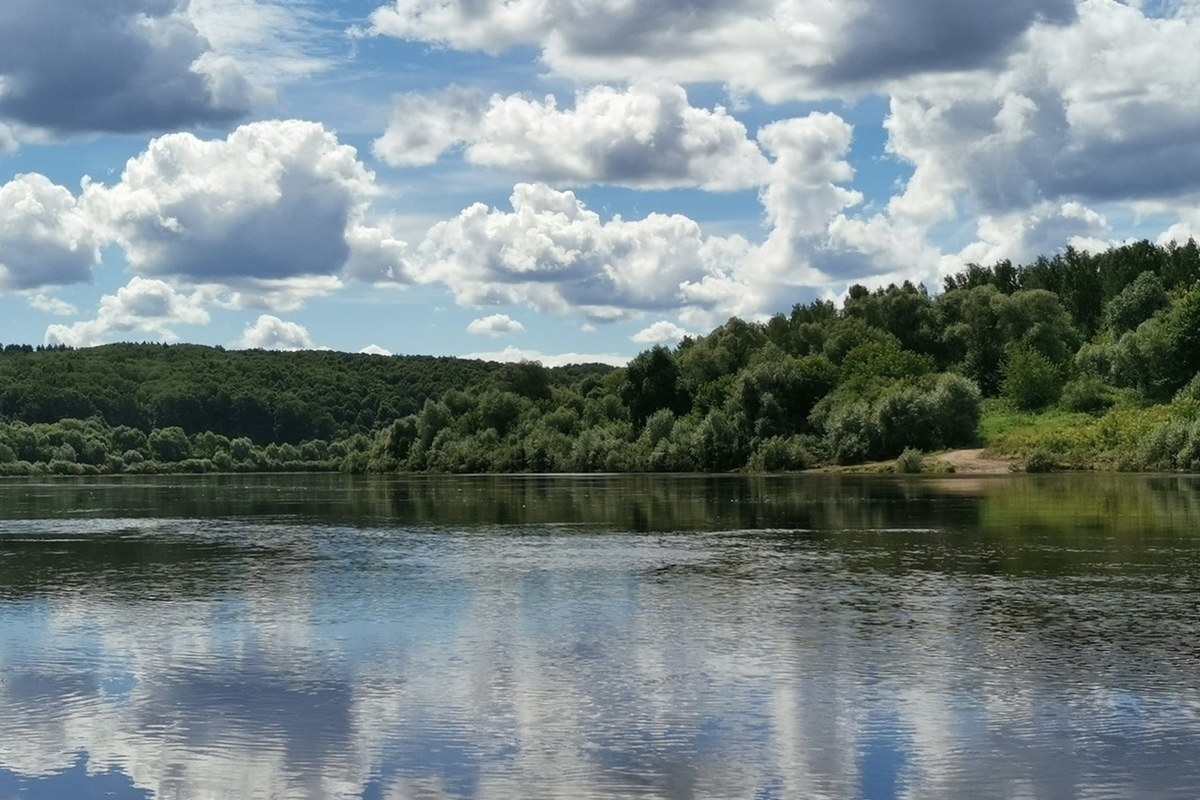 Белая полоса на реке. Ока Тула река. Водоемы Тулы. Водные объекты Тульской области. Тульская область.