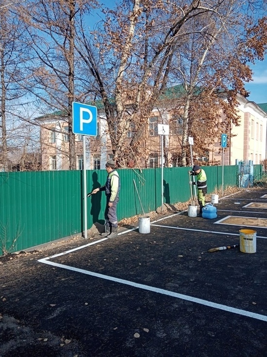 В Кызыле у школы №10 появилась парковка для маломобильных граждан