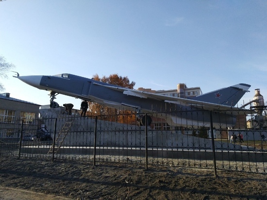 В Новосибирске открыли сквер с истребителем-бомбардировщиком Су-24