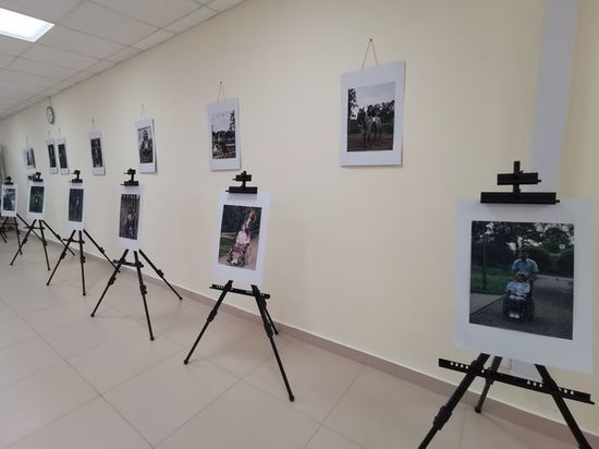 Фотовыставка, посвященная особенным людям, открылась в библиотеке Пскова