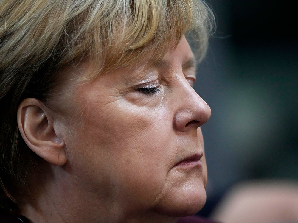 Малиновый костюм, странное лицо: кадры ухода Меркель с поста канцлера Германии