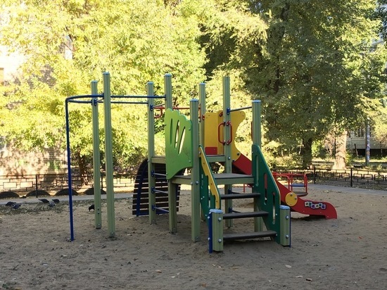 В Воронеже продезинфицируют детские площадки и спортивные снаряды в 36 парках и скверах