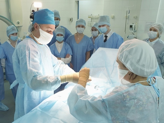 Школьники из медицинского класса прошли «практику» в оперблоке больницы Губкинского