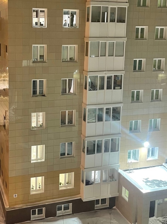Опасные игры детей на подоконнике 6 этажа беспокоят жителей Ноябрьска