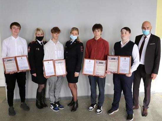  Спасших мужчину 4 подростков наградили в полиции Красноярска