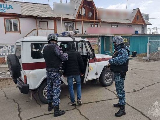 В Улан-Удэ вор взломал дверь и спрятался в магазине