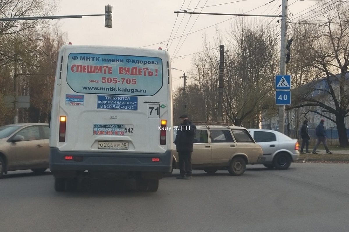 Автобус калуга до кирова. Маршрутки Калуга. Аварии в Калуге маршрутки. Маршрутка 90 Калуга. 71 Маршрутка Калуга.