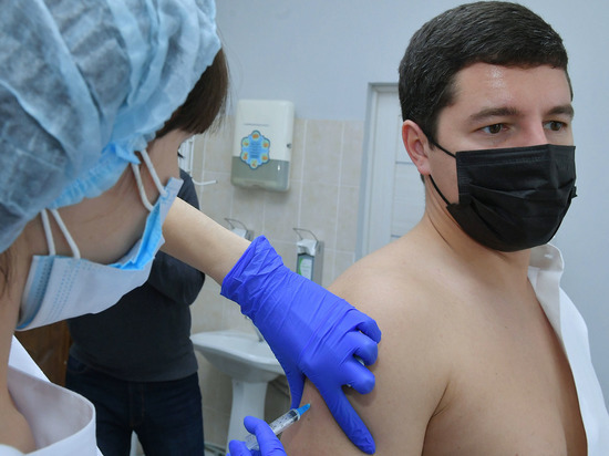 Артюхов привился от гриппа и призвал пройти вакцинацию жителей Ямала